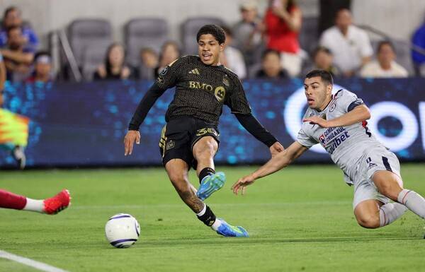 LAFC의 다비드 마르티네스가 8일(한국시각) 열린 2026 북중미 카리브축구연맹(CONCACAF) 챔피언스컵 8강 1차 크루스 아술전에서 득점하고 있다. 로스앤젤레스/AFP 연합뉴스