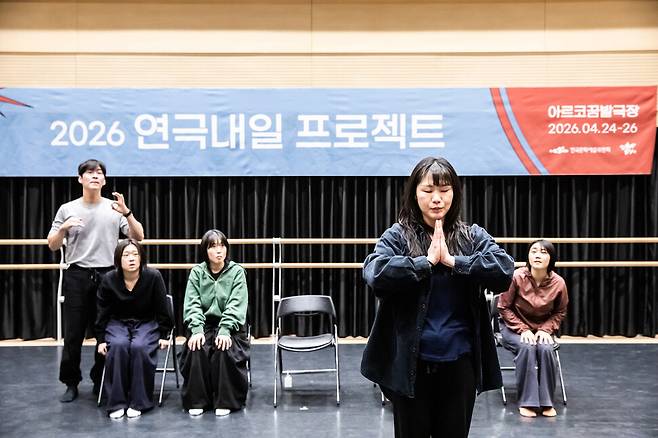 창작 연극 ‘여왕의 탄생’ 공연 장면. 한국문화예술위원회 제공