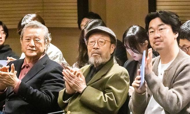 ‘2026 연극내일 프로젝트’ 연습 현장을 참관하는 배우 신구(가운데)·박근형(왼쪽). 한국문화예술위원회 제공