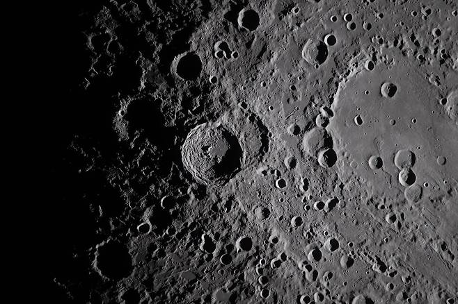 아르테미스 2호 우주비행사들이 촬영한 헤르츠스프룽 분지 가장자리에 있는 바빌로프 분화구의 근접 사진. 미국 항공우주국 제공