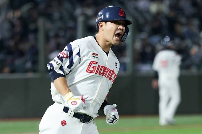 롯데 자이언츠 김민성이 8일 부산 사직야구장에서 열린 2026 KBO리그 케이티 위즈와 경기에서 5회말 투런 홈런을 터뜨린 뒤 기뻐하고 있다. 롯데 자이언츠 제공