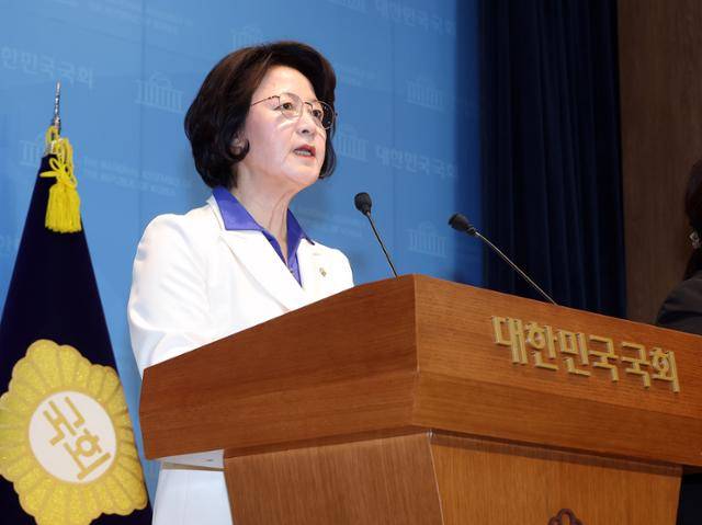 6·3 지방선거 더불어민주당 경기도지사 후보로 확정된 추미애 의원이 8일 국회 소통관에서 기자회견을 하고 있다. 연합뉴스