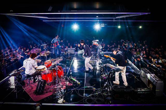 EBS 스페이스 공감 '홈커밍데이'에서 실리카겔이 공연하는 모습. EBS 제공