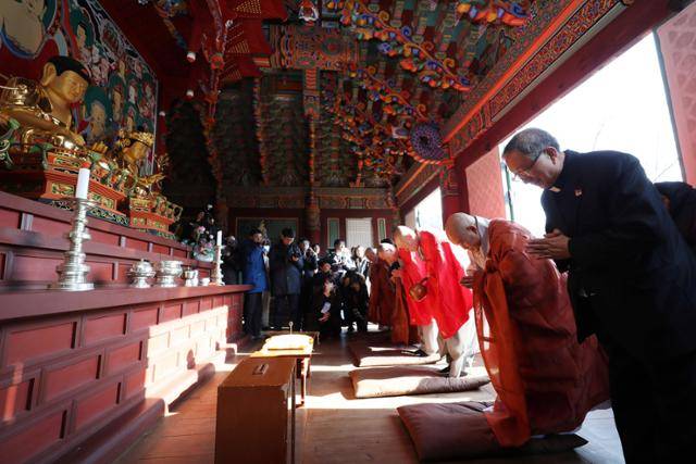 2019년 2월 13일 당시 대한불교조계종 총무원장 원행 스님과 한국천주교주교회의 의장 김희중 대주교 등 '남북공동선언 이행을 위한 2019년 금강산 새해맞이 연대모임' 참석자들이 금강산 신계사를 방문한 모습. 신계사는 한국전쟁 때 파괴된 후 2007년 남북 합작으로 복원돼 교류 협력의 상징으로 꼽혀 왔다. 연합뉴스