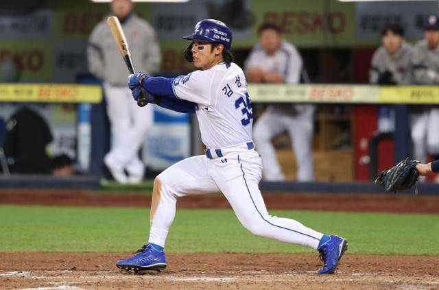 삼성 김성윤이 2일 대구 삼성라이온즈파크에서 열린 두산전에서 타격하고 있다. 삼성 제공