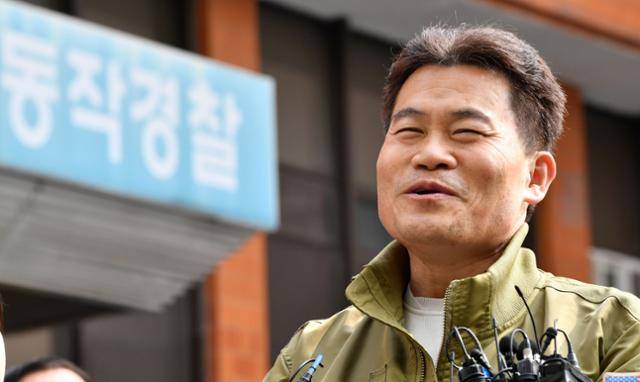 극우 유튜버 전한길씨가 이재명 대통령·김현지 청와대 제1부속실장에 대한 허위사실 유포 혐의로 고발된 사건과 관련해 서울 동작경찰서에 출석하며 취재진 질문에 답하고 있다. 윤기훈 인턴기자