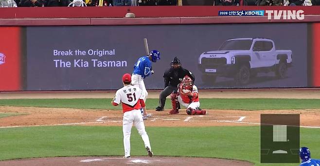 지난 7일 열린 광주 삼성전에서 ABS를 아슬아슬하게 통과하지 못한 전상현의 투구. 위는 류지혁과의 풀카운트 승부에서 던진 결정구. 아래는 르윈 디아즈 타석에서 투구한 2구째이다. 티빙 캡처