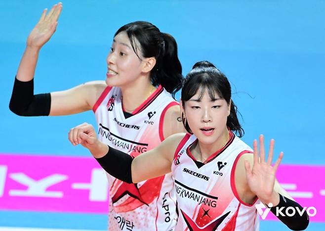 FA 시장에 나오는 정관장 정호영(앞)과 이선우. KOVO 제공