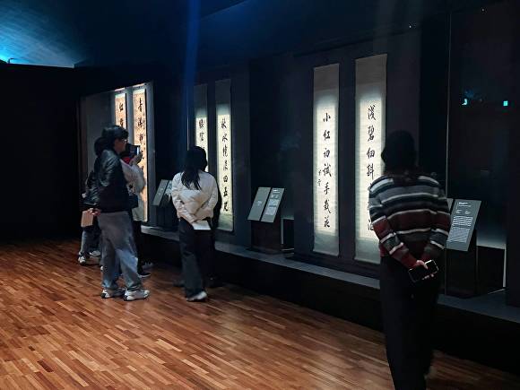 참가자들이 간송미술관을 관람하고 있다. [사진=수성구]
