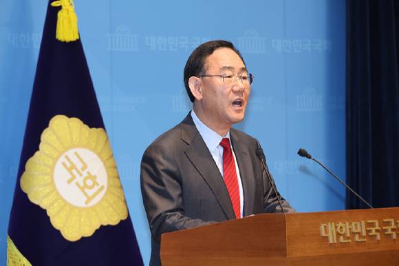 6·3 지방선거를 앞두고 국민의힘 대구시장 후보 경선에서 컷오프(공천 배제)된 6선 주호영 의원이 8일 국회 소통관에서 기자회견을 열고 있다. 2026.4.8 [사진=연합뉴스]