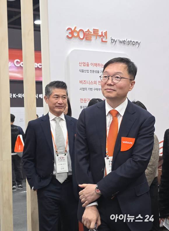 송규종 삼성웰스토리 대표가 360솔루션 부스를 찾아 설명을 듣고 있다. [사진=구서윤 기자]