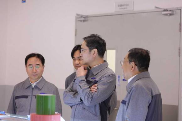 이재용 삼성전자 회장은 2023년 3월 24일 중국 텐진에 위치한 삼성전기 사업장을 방문해 MLCC 생산 공장을 점검했다.[사진=삼성전자 ]