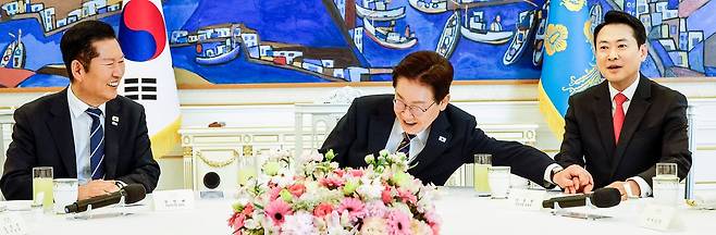 이재명 대통령이 7일 청와대에서 열린 여야정 민생경제협의체 회담에서 장동혁 국민의힘 대표의 손을 잡고 있다. 청와대사진기자단