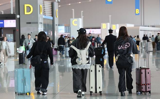 유류할증료가 3배 가량 급등한 이후 첫 주말인 5일 인천국제공항 2터미널에서 여행객들이 이동하고 있다.뉴스1