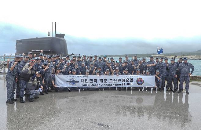 도산안창호함 승조원들이 7일(현지시간) 미국 괌 해군기지에 입항해 기념촬영하고 있다. 사진 해군