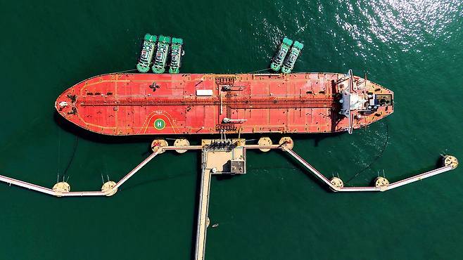 중국 칭다오 항구에 정박해 원유를 하역하는 유조선. AFP=연합뉴스