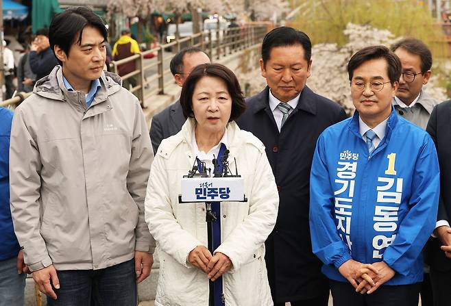 더불어민주당 추미애 경기도지사 후보가 6일 경기 수원시 못골시장을 방문, 백브리핑하고 있다. 연합뉴스