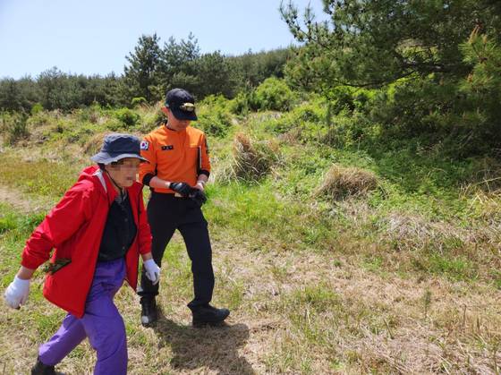 지난 2023년 4월 13일 낮 12시 제주 고사리를 채취하다 길을 잃었다 소방에 구조된 제주도민. 사진 제주소방안전본부