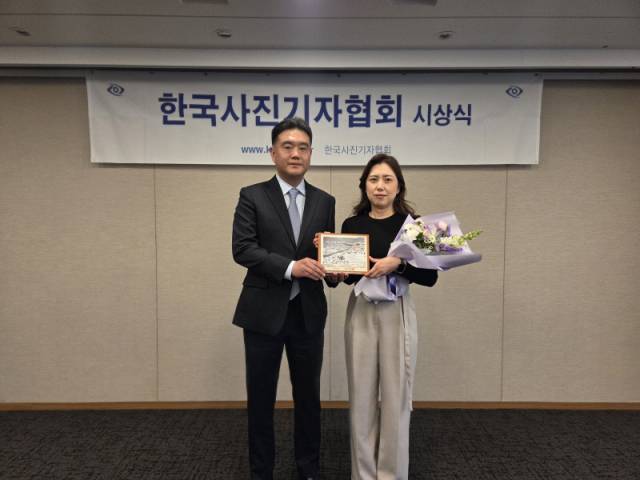 ▲ 안영옥(사진 오른쪽) 강원도민일보 편집부장이 7일 서울 한국프레스센터에서 열린 ‘제62회 한국보도사진상’ 시상식에서 ‘제28회 사진편집상’을 수상했다. 김여진 기자