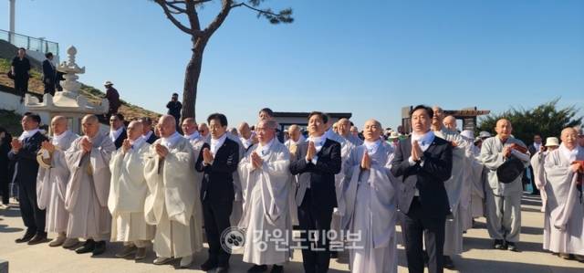 ▲ DMZ통일전망대 미륵불에서 진우스님을 비롯한 대덕스님들과 정동영 통일부장관이 평화공존을 기원하고 있다.