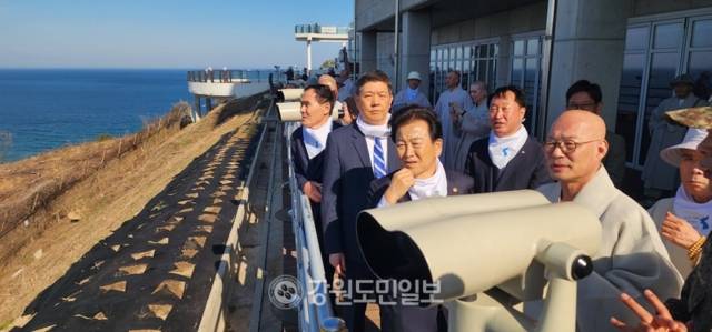 ▲ 대한불교 조계종 총무원장 진우스님과 정동영 통일부장관이 DMZ통일전망대에서 금강산을 바라보며 남북평화공존을 기원하고 있다.