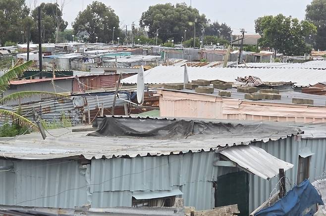 쓰러져가는 함석집들_La Gu Gu 타운십 프로그램. ©서병철