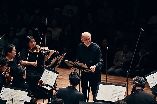베르비에 페스티벌 체임버 오케스트라를 이끈 지휘자 타카치-너지. ⓒSeoul Arts Center