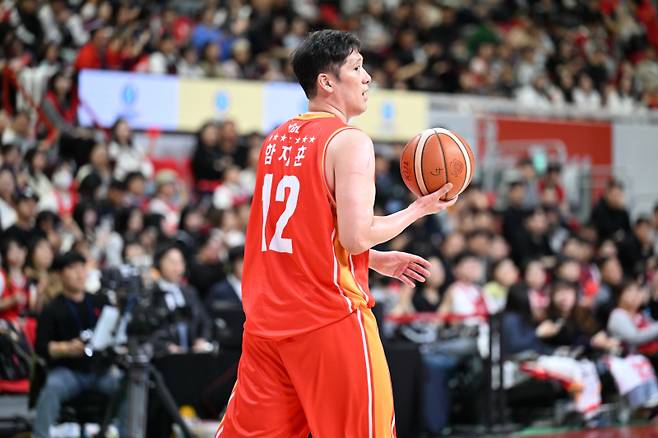 함지훈이 8일 울산 동천체육관에서 열린 창원 LG와 2025∼2026 LG전자 프로농구 최종전에서 경기하고 있다. KBL 제공