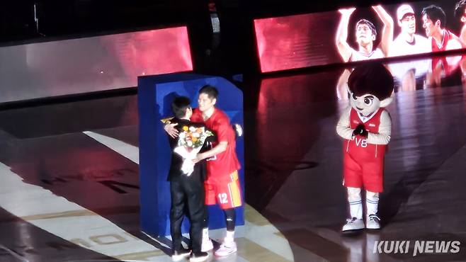 양동근 울산 현대모비스 감독과 함지훈이 8일 울산 동천체욱관에서 열린 함지훈의 은퇴식에서 포옹을 하고 있다. 송한석 기자