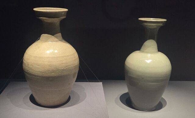 고려시대 12세기 백자 반구병(왼쪽)과 청자 반구병.