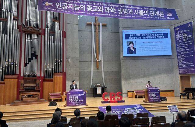 정재승(왼쪽) 카이스트 뇌인지과학과 교수가 7일 서울 강북구 한신대 서울캠퍼스 채플에서 개최된 ‘종교와 과학 콘퍼런스’에서 강의하고 있다.