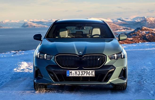 프리미엄 전기차 시장에서 BMW 효자 역할을 한 BMW i5 [사진출처=BMW]