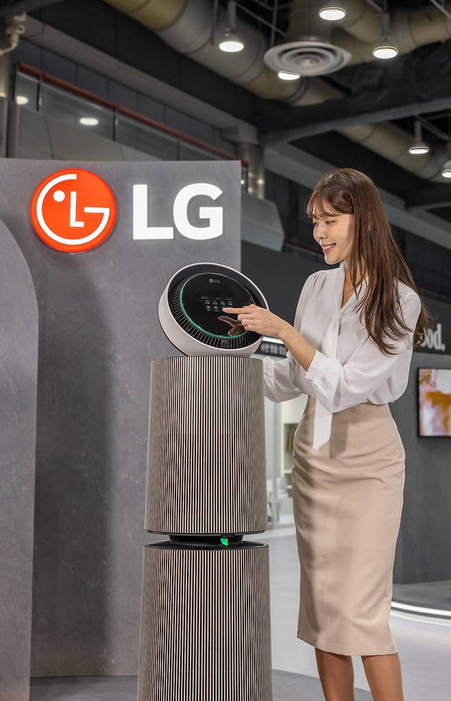 노벨화학상 소재 금속유기골격체(MOF)를 적용한 필터가 기본 적용된 ‘LG 퓨리케어 AI 오브제컬렉션 360° 공기청정기 M7’을 모델이 살펴보고 있다.[LG전자]