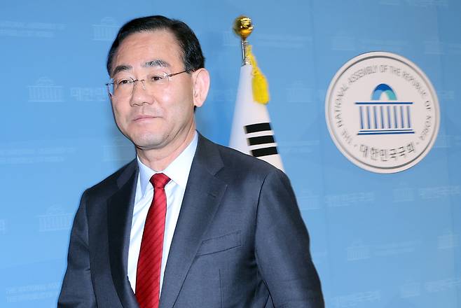 6·3 지방선거를 앞두고 국민의힘 대구시장 후보 경선에서 컷오프(공천 배제)된 6선 주호영 의원이 8일 국회 소통관에서 기자회견을 마친 뒤 나오고 있다. [연합뉴스]