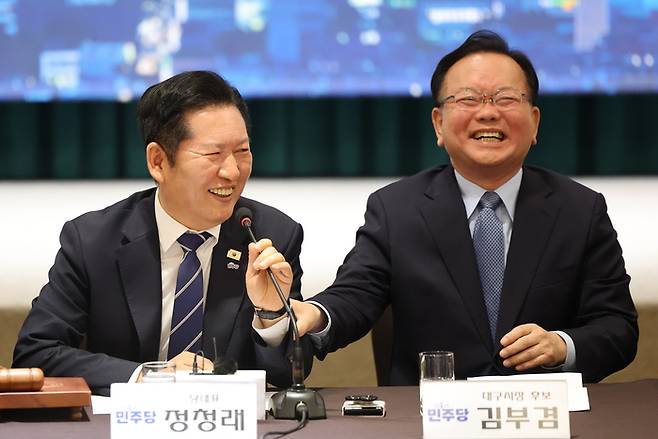 김부겸 대구시장 후보가 8일 대구 북구 인터불고 엑스코 호텔에서 열린 현장 최고위원회의에서 정청래 대표 발언에 미소 짓고 있다. [연합뉴스]