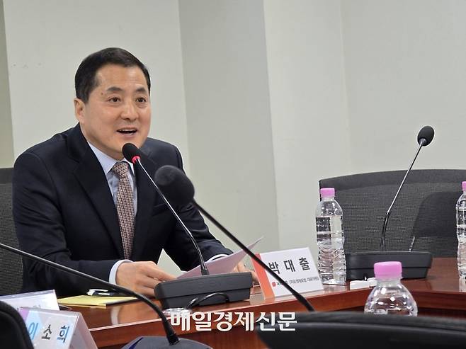 8일 여의도 국회의원회관에서 국회 자유경제포럼과 한국경영인학회 공동 주최로 열린 ‘코스피 8천과 가업승계 활성화를 위한 상속증여세 개편방안’ 심포지엄을 주관한 박대출 국민의힘 의원이 개회사를 하고 있다. [사진=안갑성 기자]