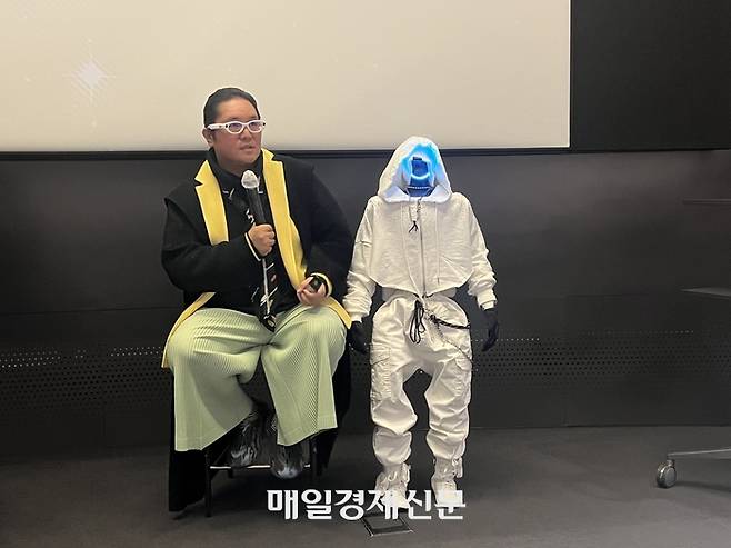 최용호 갤럭시코퍼레이션 대표가 AI 안경을 착용하고 AI 로봇을 소개하고 있다. 앉아 있다. 박성배 기자