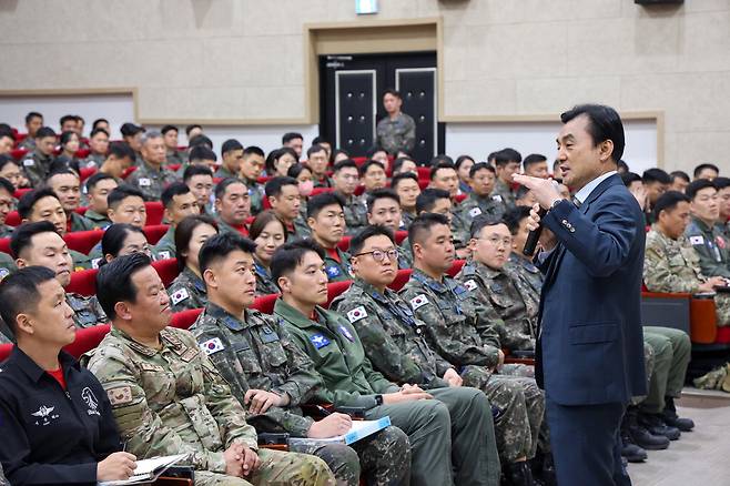 안규백 국방부 장관이 지난 7일 공군 전 대대장을 대상으로 특별강연을 실시하고 있다. 국방부