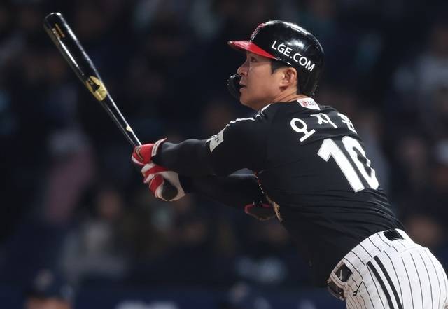 8일 경남 창원NC파크에서 열린 프로야구 2026 KBO리그 LG 트윈스와 NC 다이노스의 경기. 8회 초 2사 2루 상황 LG 6번 오지환이 홈런(그라운드 홈런)을 치고 있다. 사진=연합뉴스