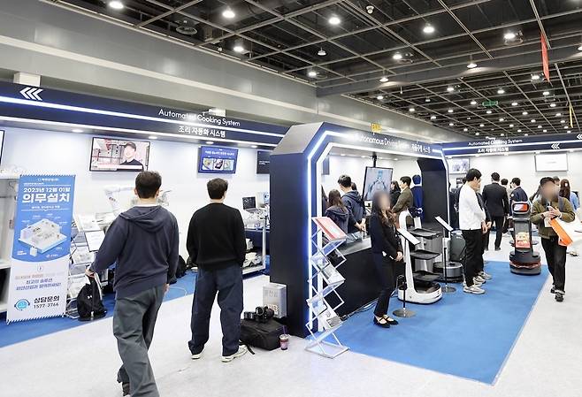 다양한 급식 자동화 장비가 전시된 '스마트 키친' 부스/사진=삼성웰스토리
