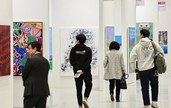 8일 서울 강남구 코엑스에서 열린 2026 화랑미술제에서 관람객들이 작품을 살펴보고 있다.  / 사진 = 뉴스1
