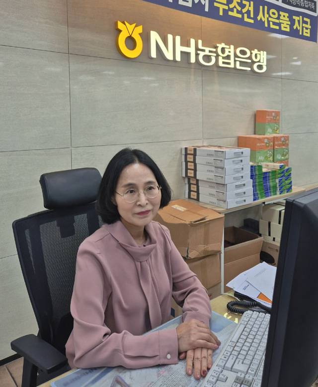 심재희 씨가 자신이 일하는 은행에서 업무를 보고 있다.  초록우산 제공