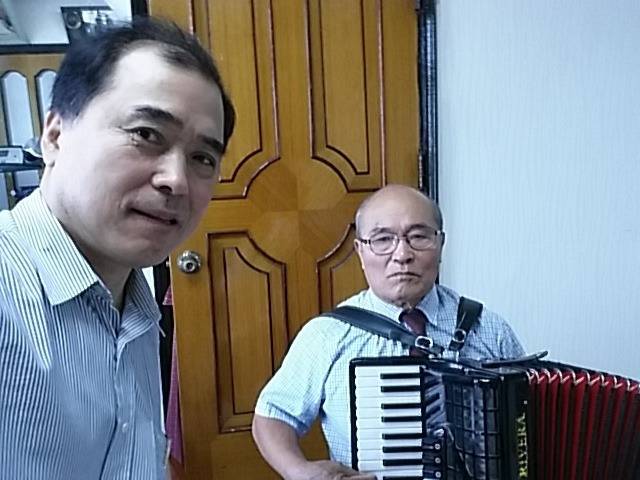 둘째 형님(오른쪽)이 아코디언을 연주할 때마다 필자는 행복감을 느꼈다.