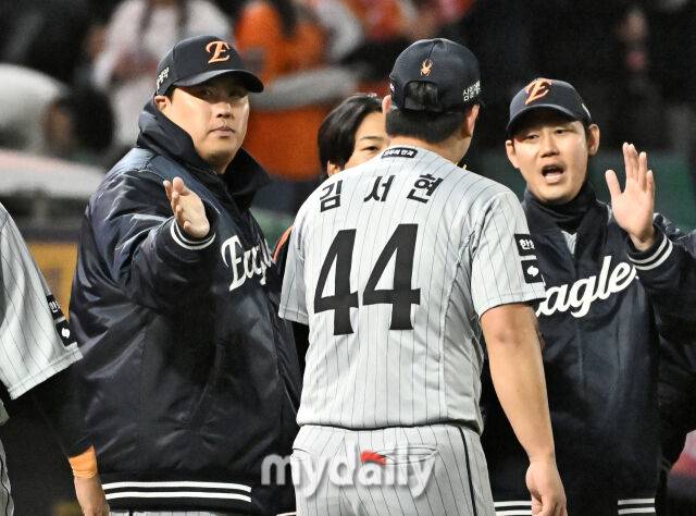 7일 오후 인천 SSG랜더스필드에서 진행된 '2026 프로야구 KBO리그' SSG랜더스와 한화 이글스의 경기. 한화 류현진이 6-2로 승리한 뒤 김서현을 격려하고 있다./인천 = 송일섭 기자