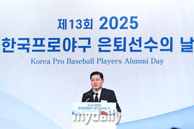 2025년 12월 5일 오후 서울 호텔 리베라 청담에서 '2025 한국프로야구 은퇴선수의 날' 행사가 열렸다. 한은회 5대 회장 이종범이 인사하고 있다. 지난 2013년 설립된 은퇴선수협회(KPBAA)는 KPBAA 야구캠프, 티볼대회, 야구 교실 등 다양한 프로그램을 진행하면서 한국야구의 저변확대와 발전을 위해 꾸준히 힘써왔고, 매년 연말에는 은퇴선수가 직접 선정하는 당해 최고의 현역 선수와 아마추어 선수를 위한 시상식을 개최하고 있다./마이데일리