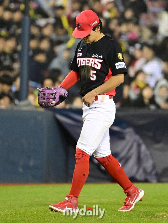 2026년 4월 1일 오후 서울 잠실구장에서 '2026 신한 SOL KBO리그' KIA 타이거즈와 LG 트윈스의 경기. KIA 3루수 김도영이 8회말 2사 2.3루서 LG 박동원의 3루 강습 타구를 수비하다 불편함을 느껴 교체되고 있다./마이데일리