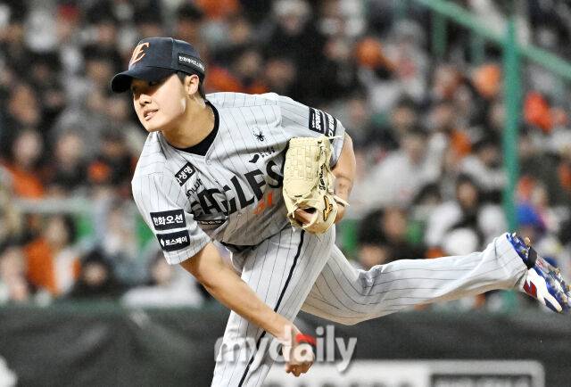 7일 오후 인천 SSG랜더스필드에서 진행된 '2026 프로야구 KBO리그' SSG랜더스와 한화 이글스의 경기. 한화 정우주가 역투하고 있다./마이데일리