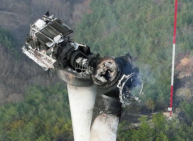 지난달 23일 경북 영덕군 한 풍력발전기(19호기)에서 불이 나면서 당시 80ｍ 높이 발전기에 올라 보수 작업을 하던 작업자 3명이 숨졌다. [연합]