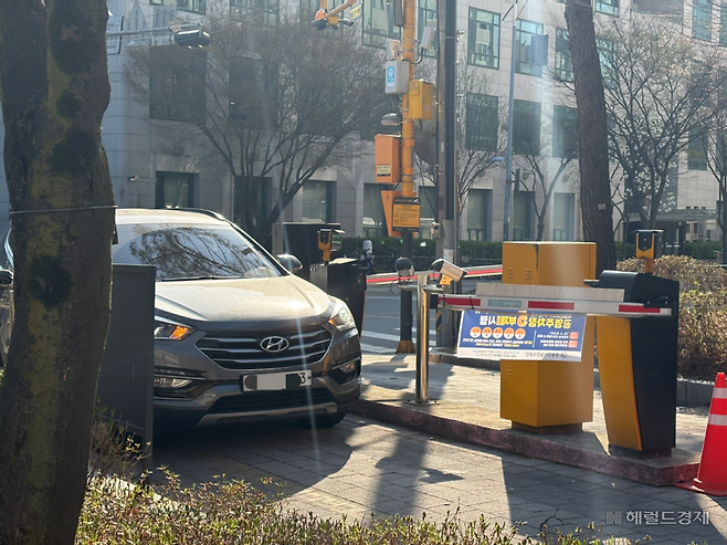 차량 5부제 적용 대상인 뒷자리 3번 차량이 공영주차장 출입이 막혀 회차를 하는 모습. 정주원 기자