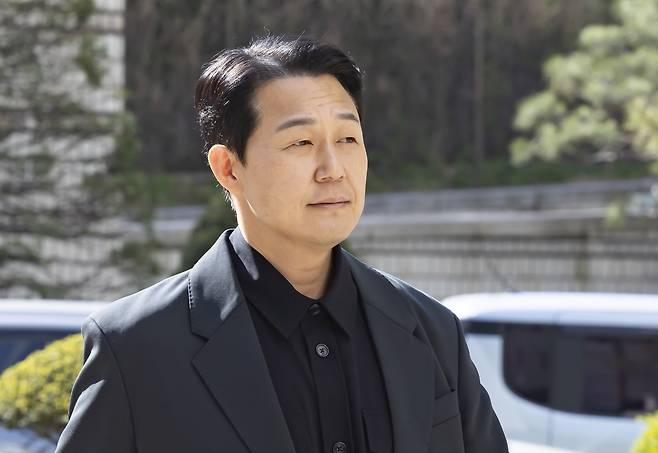 배우 박성웅 씨가 임성근 전 해병대 1사단장의 국회에서의 증언·감정법 위반 등 위증 혐의 재판에 증인으로 출석하기 위해 8일 서울 서초구 서울중앙지방법원에 도착해 법정으로 향하고 있다. [연합]